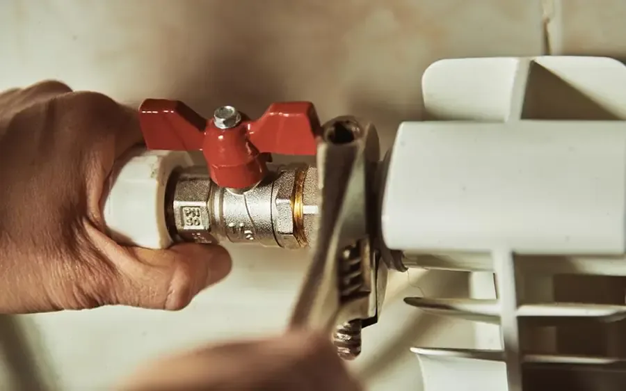 Remplacement d'une vanne de radiateur lors d'une rénovation de chauffage dans le 91